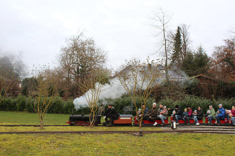Die Dampfbahn ist auf dem Weihnachtsmarkt in Friedrichsruhe das Highlight &ndash; vor allem f&uuml;r die kleinen Besucher.