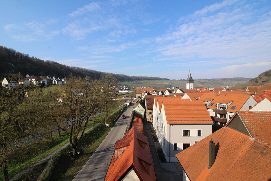 Der Blick aus dem Turm in Niedernhall macht das Wohnen in historischer Architektur besonders attraktiv. Der Blick aus dem Turm in Niedernhall macht das Wohnen in historischer Architektur besonders attraktiv.