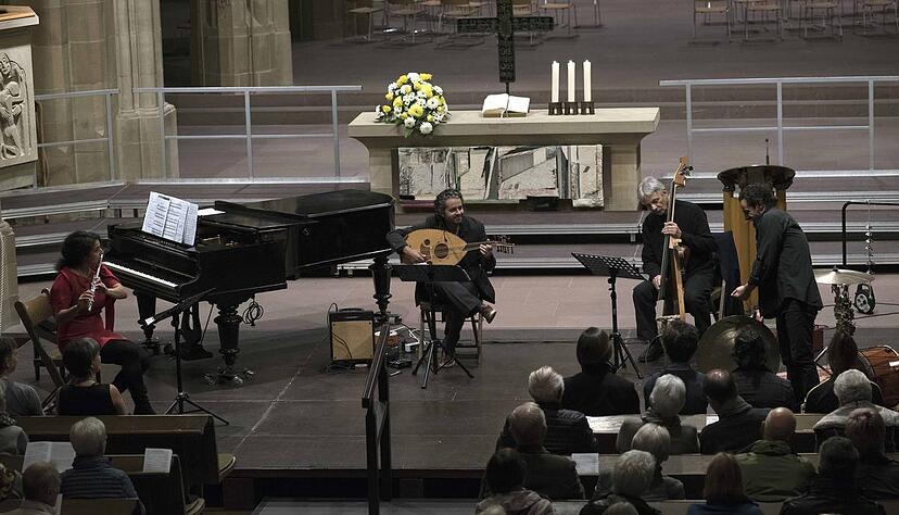 Das Elias Nardi Trio mit Ares Tavolazzi am Bass bezauberte mit traumhafter Weltmusik in der gut besuchten Kilianskirche
Foto: Monika Köhler