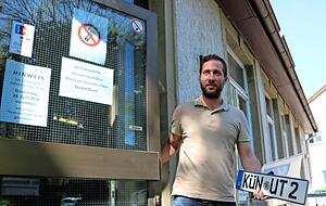 Ibrahim Yavuz hat ein Autohaus in Bretzfeld und sch&auml;tzt die N&auml;he zur Kfz-Zulassungsstelle in &Ouml;hringen. Der 30-J&auml;hrige h&auml;tte sie gerne weiter in der Stadt gesehen: in einem anderen Geb&auml;ude.
Fotos: Reichert