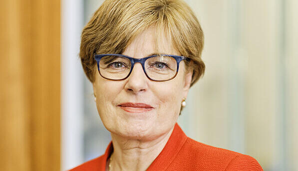 Helga Lukoschat ist Vorstandsvorsitzende der EAF Berlin, die Abkürzung steht für Europäische Akademie für Frauen in Politik und Wirtschaft. Helga Lukoschat ist Vorstandsvorsitzende der EAF Berlin, die Abkürzung steht für Europäische Akademie für Frauen in Politik und Wirtschaft.