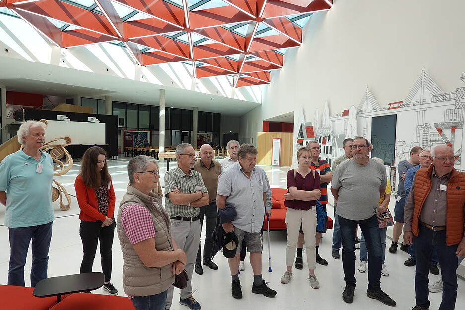 Einblicke in das Innovationszentrum Curio in Gaisbach. Besucher am Wimmelbild im Foyer
