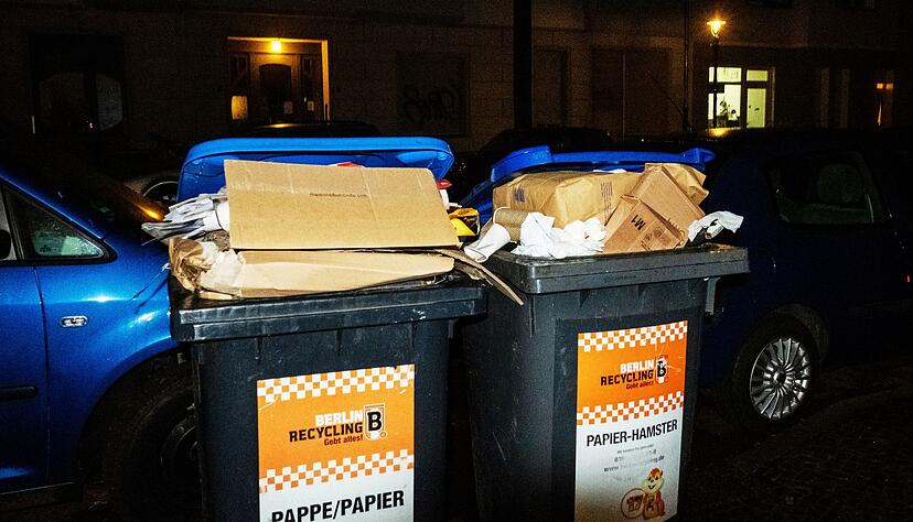 Man kennt es: volle Tonnen. Oft landet Papier dann im Restmüll. Man kennt es: volle Tonnen. Oft landet Papier dann im Restmüll.