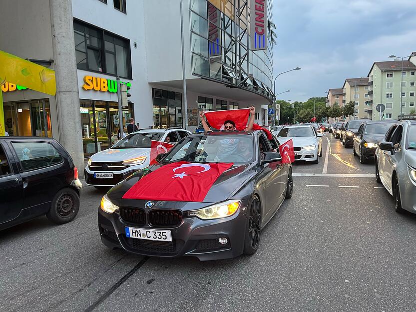 Alle Flaggen auf das Auto und los gehts.