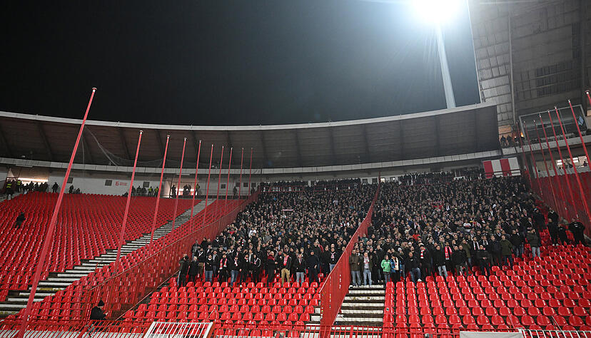 Der VfB-Fanblock war in Belgrad ziemlich leer. Hunderte Anhänger sind an der serbischen Grenze umgekehrt, nachdem es zu entwürdigenden Kontrollen und Gewalt kam. Der VfB-Fanblock war in Belgrad ziemlich leer. Hunderte Anhänger sind an der serbischen Grenze umgekehrt, nachdem es zu entwürdigenden Kontrollen und Gewalt kam.