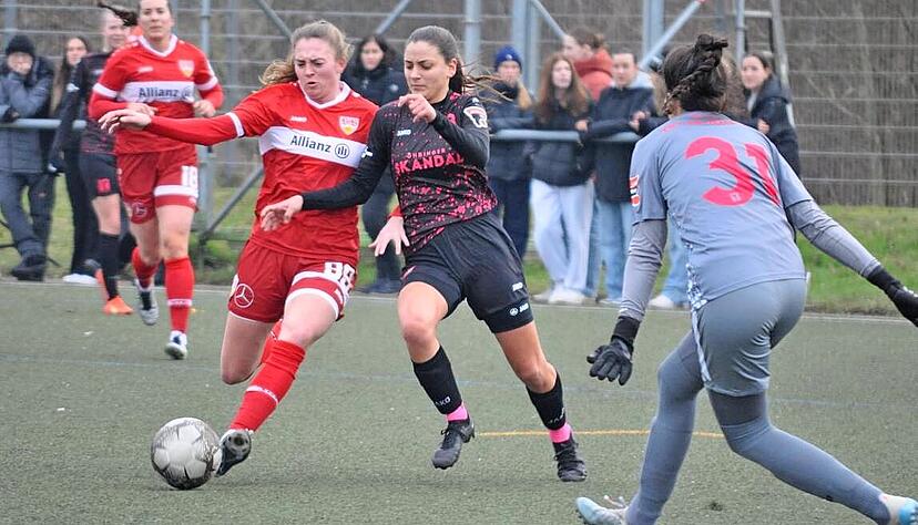 Gilian Castor (am Ball) im Zweikampf mit Rahel Goes konnte oftmals nur mit Unterstützung von TSV-Torhüterin Elisa Mandarello (rechts) gestoppt werden.