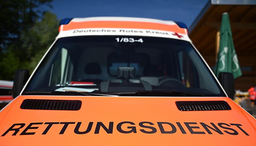 Die Verletzten wurden vom Rettungsdienst versorgt. (Symbolbild) Die Verletzten wurden vom Rettungsdienst versorgt. (Symbolbild)