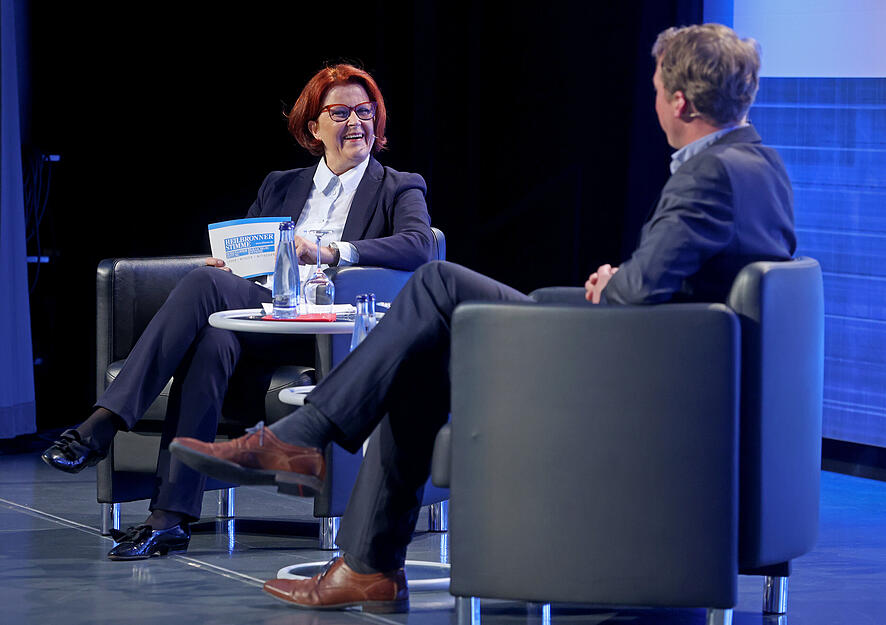 Abendvorlesung Medizin Hautnah zum Thema Autoimmunerkrankungen, Referent Prof. Henes, Tübingen und Verabschiedung Iris Baars-Werner. Abendvorlesung Medizin Hautnah zum Thema Autoimmunerkrankungen, Referent Prof. Henes, Tübingen und Verabschiedung Iris Baars-Werner.