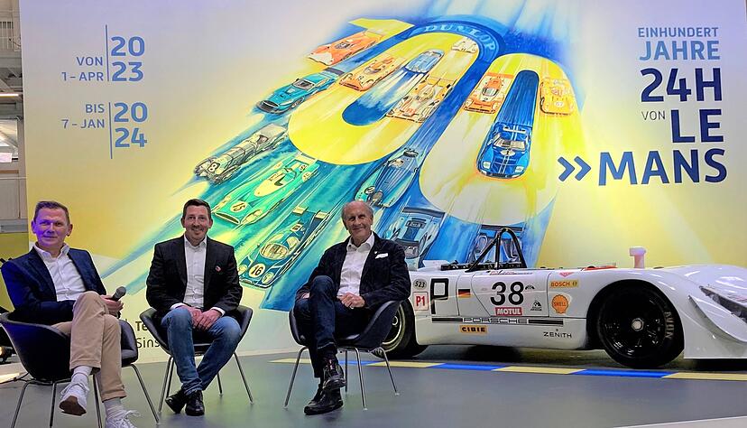 Am Samstag wird die Le-Mans-Ausstellung eröffnet. Hans-Joachim Stuck (rechts) hat sich bereits im Vorfeld ein Bild davon gemacht.
Foto: Elfi Hofmann