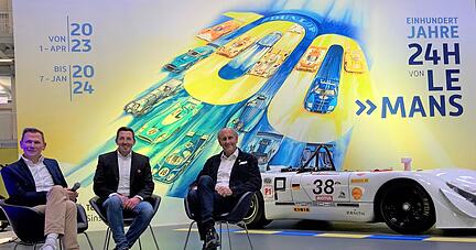 Am Samstag wird die Le-Mans-Ausstellung eröffnet. Hans-Joachim Stuck (rechts) hat sich bereits im Vorfeld ein Bild davon gemacht.
Foto: Elfi Hofmann