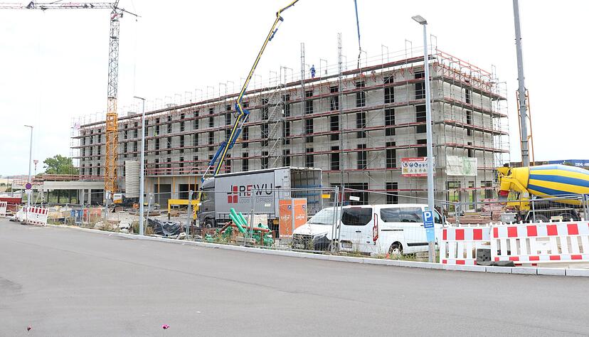 Obgleich Kr&auml;ne und Arbeiter noch etwas l&auml;nger zum Bild geh&ouml;ren werden, hat das neue Gewerbepark-Hotel bereits gro&szlig;e Baufortschritte hingelegt.