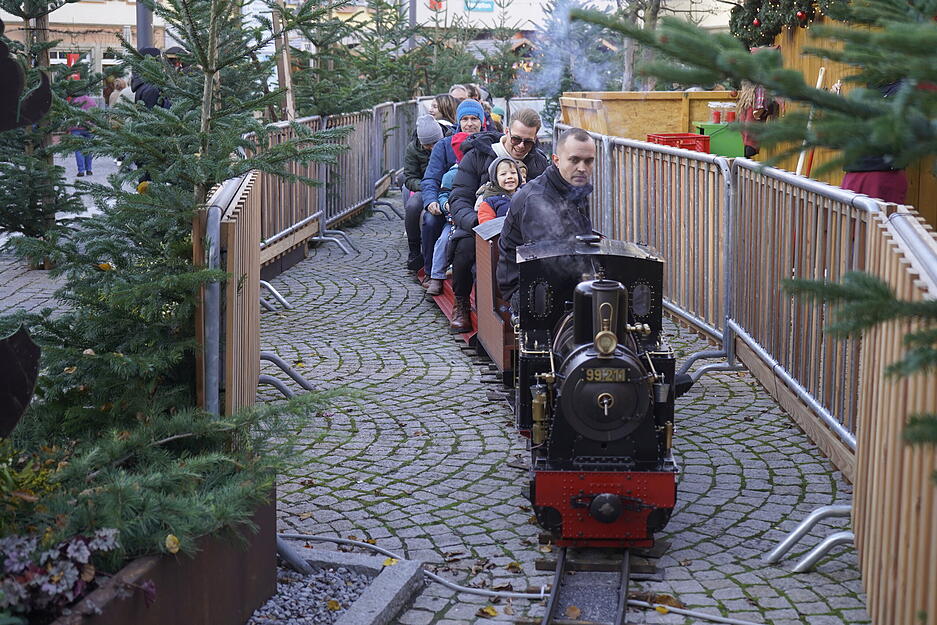 "Winter-Wunder-Weihnachtsglanz" ist das Motto des Öhringer Weihnachtsmarktes. Vom ersten bis zum dritten Adventswochenende erwarten die zahlreichen Besucher liebevolle Geschenkideen und viele Köstlichkeiten vor Ort. "Winter-Wunder-Weihnachtsglanz" ist das Motto des Öhringer Weihnachtsmarktes. Vom ersten bis zum dritten Adventswochenende erwarten die zahlreichen Besucher liebevolle Geschenkideen und viele Köstlichkeiten vor Ort.