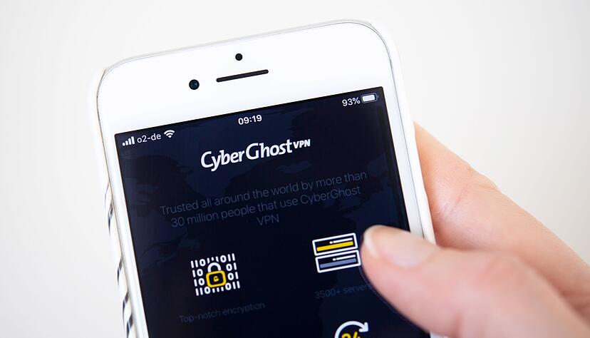 Wer ein Abo bei einem VPN-Dienst wie CyberGhost, Mullvad, NordVPN oder Surfshark abschließt, kann den Tunnel manchmal auch im Router, auf jeden Fall aber per App oder Programm auf den einzelnen Geräten nutzen. Wer ein Abo bei einem VPN-Dienst wie CyberGhost, Mullvad, NordVPN oder Surfshark abschließt, kann den Tunnel manchmal auch im Router, auf jeden Fall aber per App oder Programm auf den einzelnen Geräten nutzen.