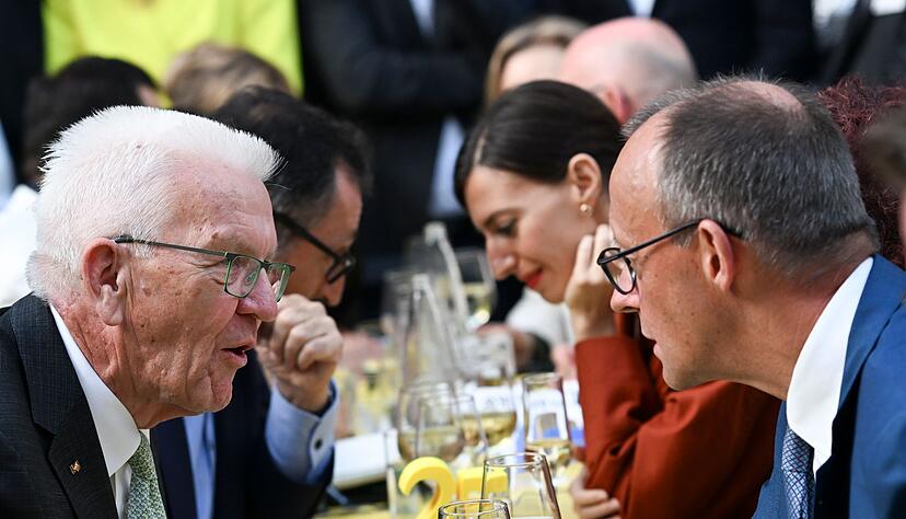 Wenn Baden-W&uuml;rttemberg feiert, dann kommt auch der Kanzler: Friedrich Merz gemeinsam mit Winfried Kretschmann bei der &laquo;Stallw&auml;chterparty&raquo; in der Landesvertretung von Baden-W&uuml;rttemberg in Berlin.