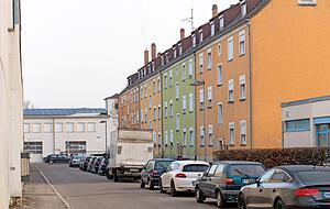 Die Ellwanger Straße wird fast ausschließlich durch parkende Kraftfahrzeuge geprägt. Auch fehlt jegliches Grün. Der Bereich weist große gestalterische Defizite auf. Die Ellwanger Straße wird fast ausschließlich durch parkende Kraftfahrzeuge geprägt. Auch fehlt jegliches Grün. Der Bereich weist große gestalterische Defizite auf.