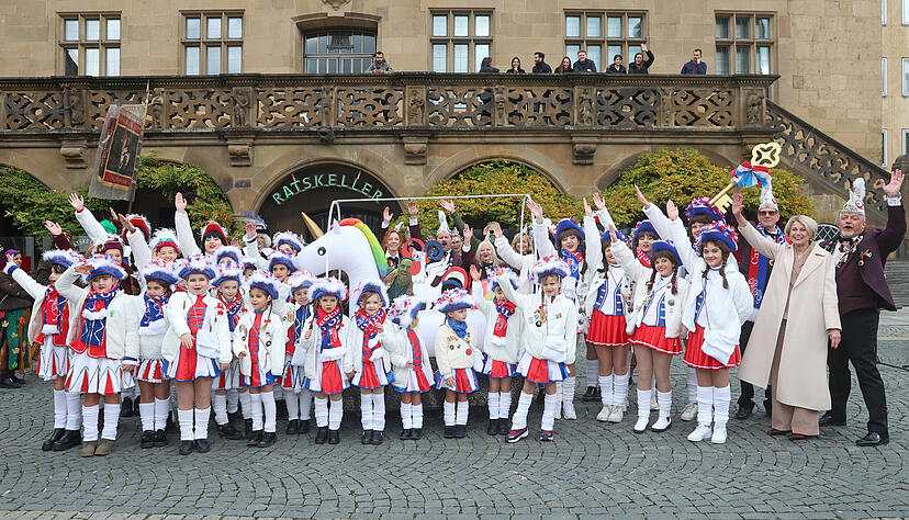 Eine Heerschar kleiner und gro&szlig;er Gardem&auml;dchen, Narren aus elf Vereinen und allen voran Agnes Christner und Uwe Horn (rechts) begr&uuml;&szlig;en den Fasching.
Foto: Ralf Seidel