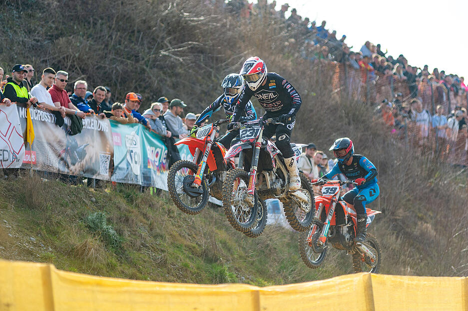 Spektakul&auml;re Spr&uuml;nge und packende Zweik&auml;mpfe pr&auml;gen das Motocross-Event auf der Strecke &bdquo;Am Pfauenhof&ldquo;.