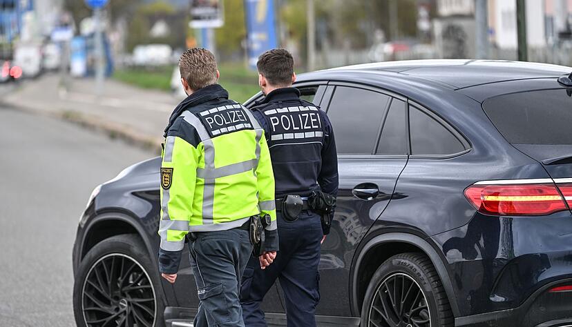 Polizisten kontrollieren am Carfreitag in Singen ein herausgezogenes Auto. Polizisten kontrollieren am Carfreitag in Singen ein herausgezogenes Auto.