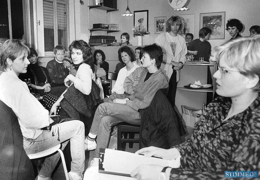 Die Berliner Journalistin Susanne Baer referiert im Belladonna bei einer der zahlreichen Veranstaltungen der ersten Heilbronner Frauenwoche 1989.