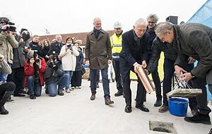 Ein historischer Augenblick in der Heilbronner Theatergeschichte: Grundsteinlegung f&uuml;r das Probenzentrum mit OB Mergel und Axel Vornam (rechts).
Foto: Mario Berger
