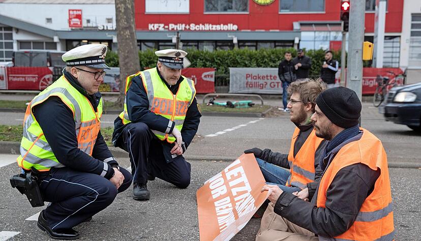Klimaaktivisten der "Letzten Generation" haben am Montag die Neckarsulmer Straße blockiert, nachdem sie zuvor vom Amtsgericht verurteilt worden sind.