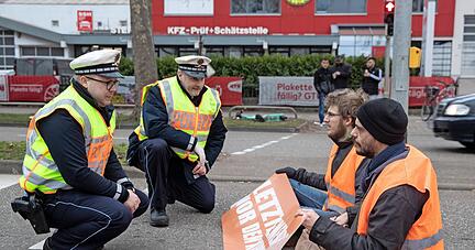 Klimaaktivisten der "Letzten Generation" haben am Montag die Neckarsulmer Straße blockiert, nachdem sie zuvor vom Amtsgericht verurteilt worden sind. Foto: Andreas Veigel