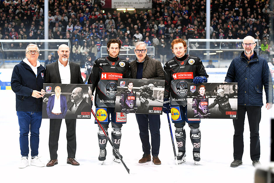 Vor dem Spiel wurden noch Spielerehrungen vorgenommen. Vor dem Spiel wurden noch Spielerehrungen vorgenommen.