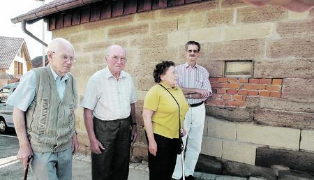 Otto Schukraft, Erwin Assenheimer und Lydia Schlayer haben die letzten Kriegstage erlebt. Eberhard Schweizer will die Geschichte nicht in Vergessenheit geraten lassen. Am Backhaus wird eine Gedenktafel angebracht. (Foto: Dirks)