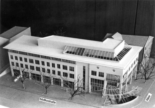 1991. Das Modell vermittelt einen ersten Eindruck, wie das Bankgebäude Ende 1992 aussehen wird.