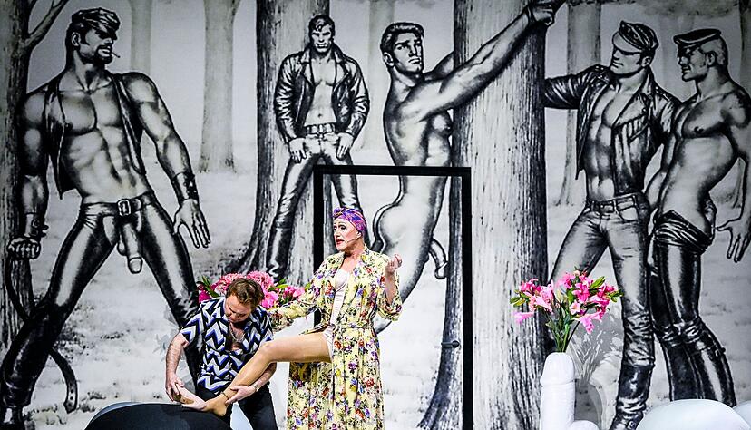 Peter Renz (l) als Georges und Stefan Kurt (Albin/Zaza) haben auf der Bühne in der Komischen Oper ihr Bestes gegeben. Peter Renz (l) als Georges und Stefan Kurt (Albin/Zaza) haben auf der Bühne in der Komischen Oper ihr Bestes gegeben.