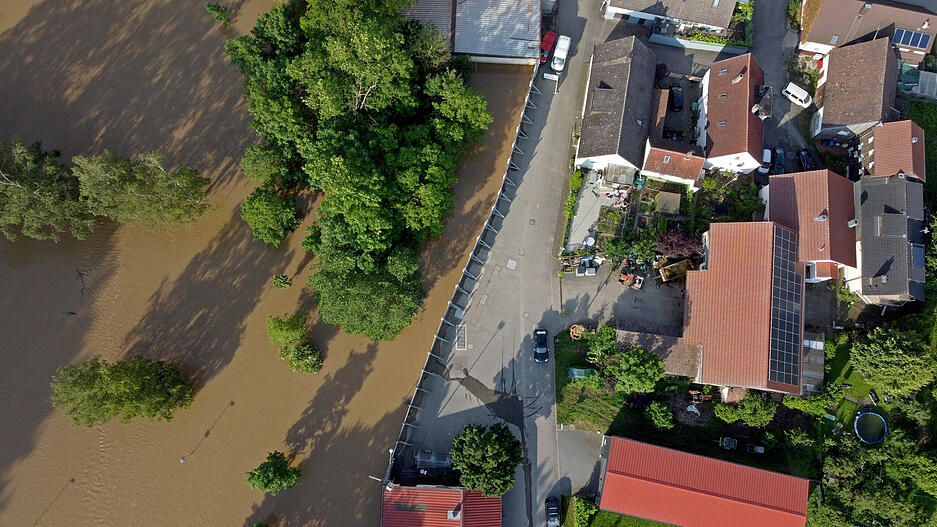 Die Hochwasserschutzmauer bei Bad Friedrichshall-Kochendorf hat ihrem Namen alle Ehre gemacht. Die Hochwasserschutzmauer bei Bad Friedrichshall-Kochendorf hat ihrem Namen alle Ehre gemacht.
