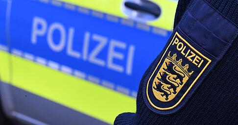 Die Polizei schreitet am Dienstagabend bei einer Auseinandersetzung in der Innenstadt ein und wird daraufhin selbst angegriffen. Die Polizei schreitet am Dienstagabend bei einer Auseinandersetzung in der Innenstadt ein und wird daraufhin selbst angegriffen.