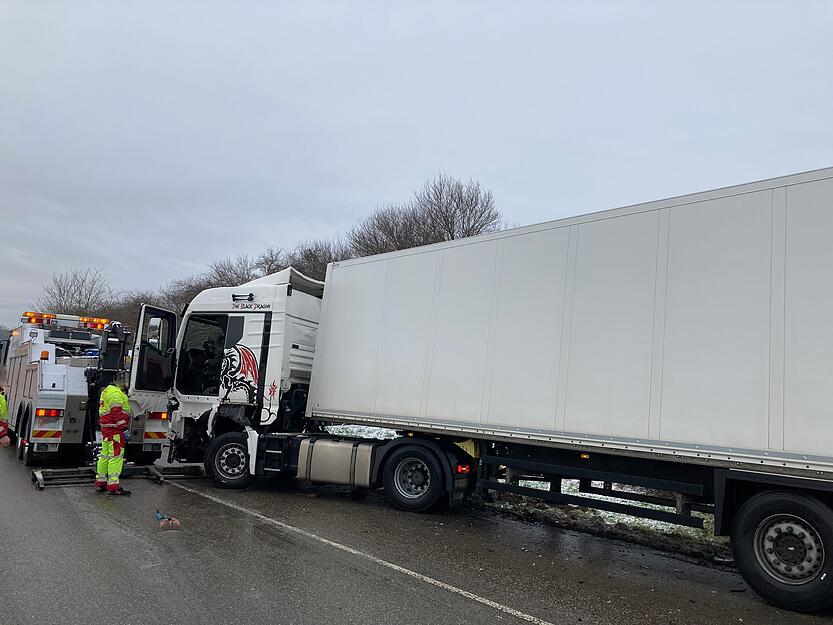 Der Lkw war nicht mehr fahrbereit uns musste abgeschleppt werden.