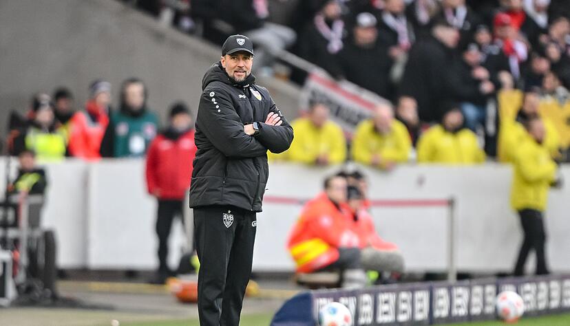 Der VfB und Trainer Sebastian Hoene&szlig; sind im Pokal in Kiel zu Gast.