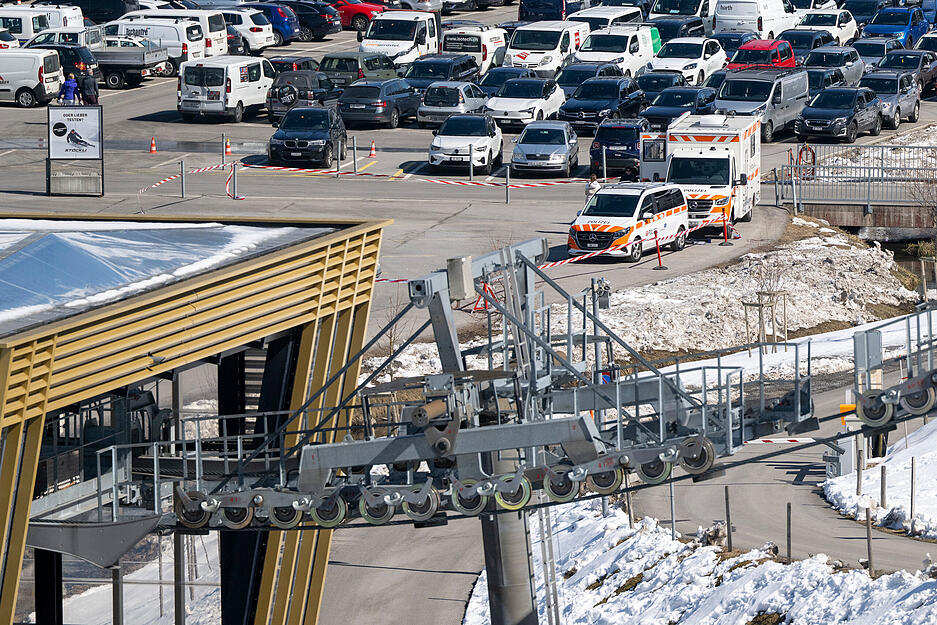 Einsatzfahrzeuge stehen bei der Talstation der Gondelbahn Engelberg-Titlis Express.