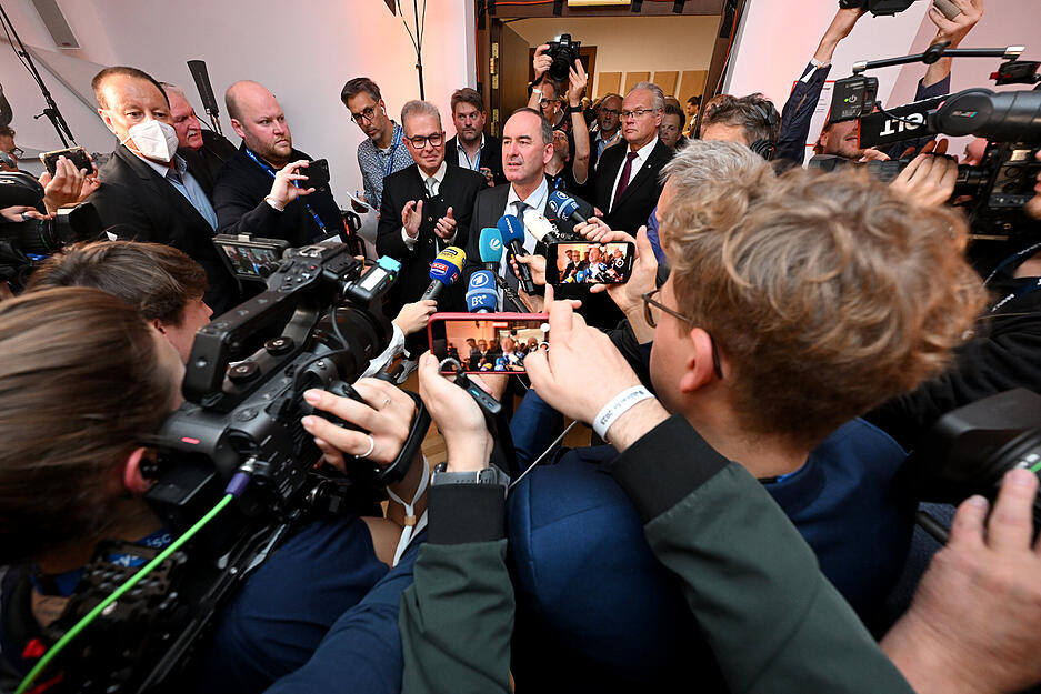 Hubert Aiwanger, Freie-Wähler-Spitzenkandidat und stellvertretender Ministerpräsident von Bayern, geht nach der Bekanntgabe der ersten Prognose zur Landtagswahl in Bayern zur Wahlparty an Medienvertreter vorbei.