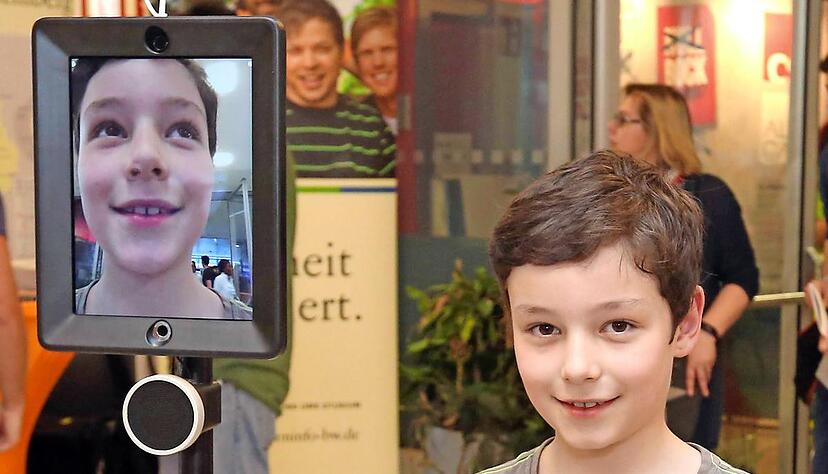 Tibet aus Böckingen kontaktiert per Telepräsenz-Roboter einen Freund. Tibet aus Böckingen kontaktiert per Telepräsenz-Roboter einen Freund.