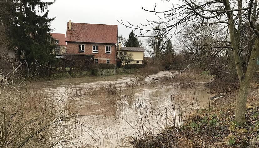 Die Ohrn wie hier am Ortseingang von Öhringen hat sich durch die massiven Niederschläge in der Nacht auf Montag fast verdoppelt. Gefahr eines größeren Hochwassers bestand aber nicht.