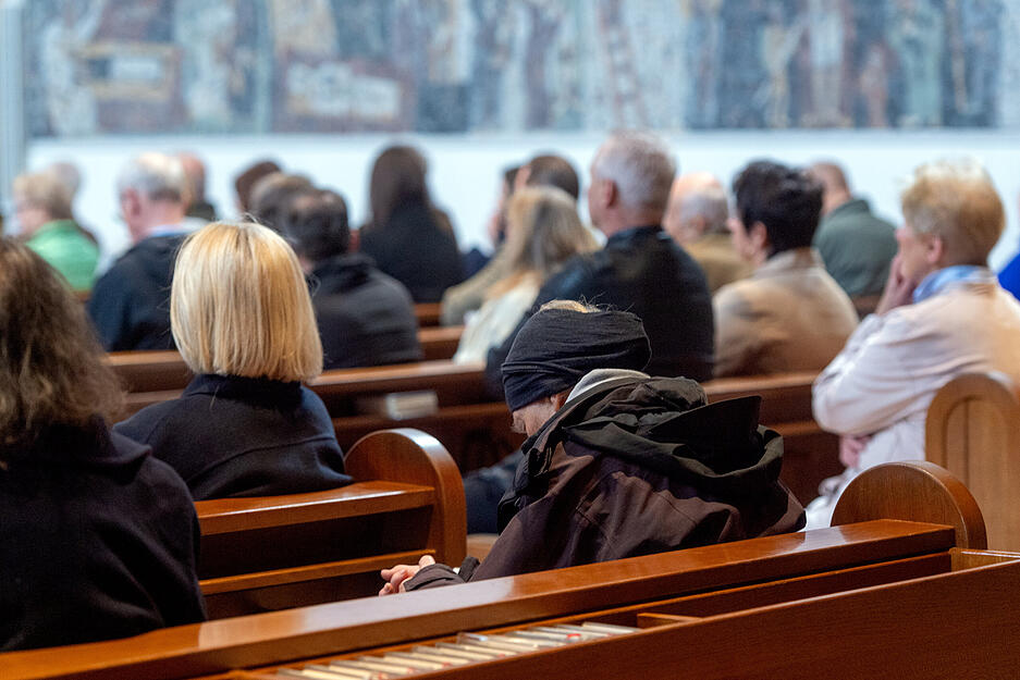 Am Ostersonntag hatte Papst Franziskus vor Zehntausende Gläubigen noch den Segen Urbi et Orbi gespendet. Dabei wirkte er bereits sehr geschwächt.
