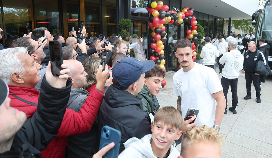 Das DFB-Team übernachtet am Donnerstag vor dem WM-Qualifikationsspiel im Parkhotel in Heilbronn. Zahlreiche Fans haben die Fußball-Stars in Empfang genommen. Es gab Autogramme und Fotos.