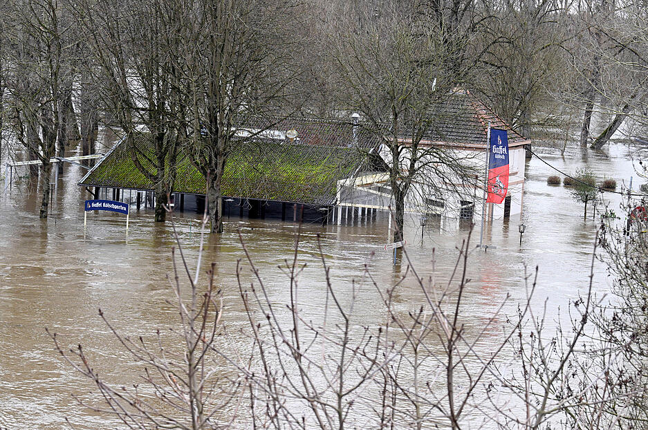 Das Restaurant "Siegfähre" an der Mündung der Sieg in den Rhein ist bis unters das Dach voller Wasser gelaufen.