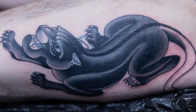 Aussteigern aus der rechtsextremen Szene wird so bei einem Einstieg in ein neues Leben geholfen.