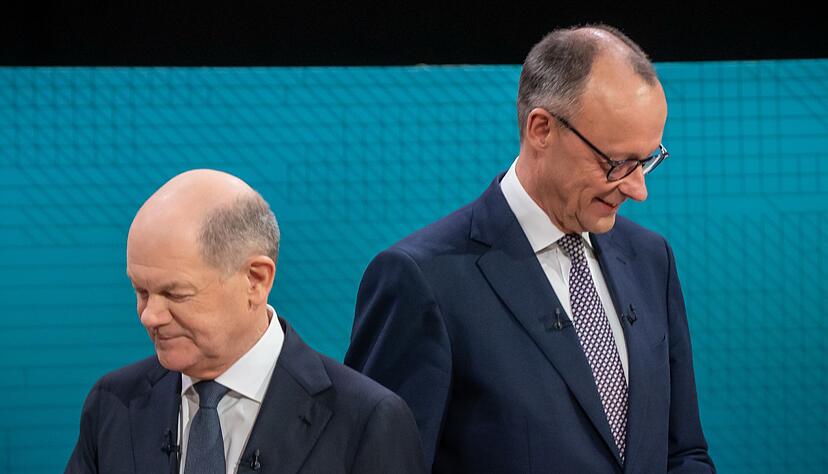 Scholz und Merz gehen nach Duell per Handschlag auseinander.