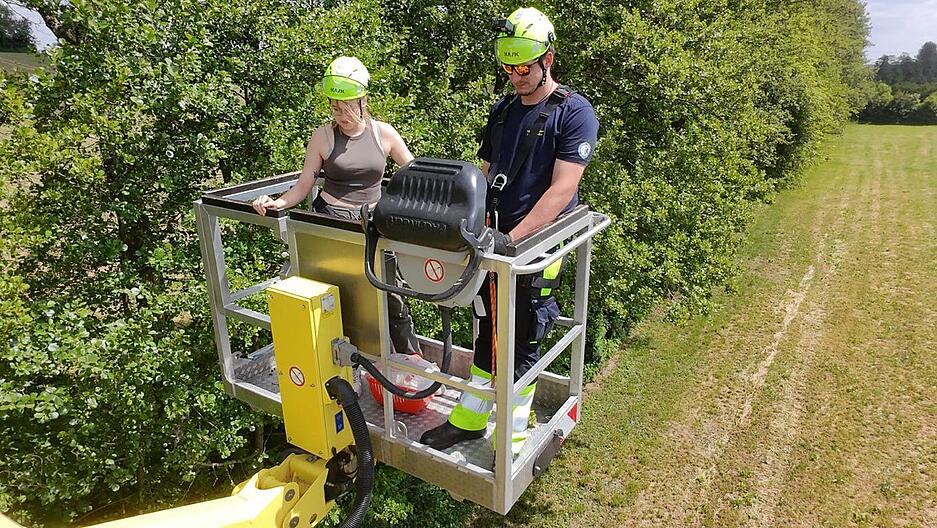 Am Sonntagmittag r&uuml;ckten die Helfer beim Dobach dann mit einer Hubarbeitsb&uuml;hne an.