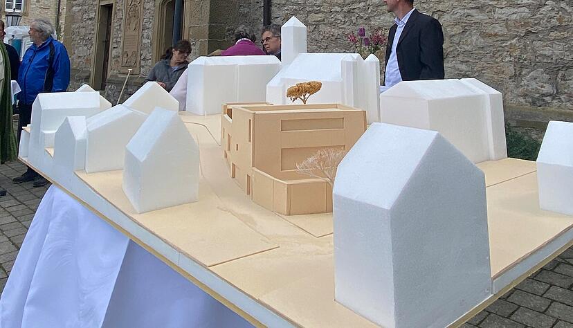 Das Modell des neuen Gemeindehauses: Das Geb&auml;ude soll sich in den Bestand einf&uuml;gen, auch farblich.