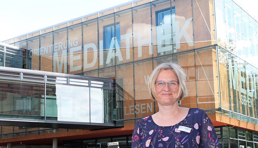 Leitet die Mediathek im Zentrum der Stadt: Dorothee Wiegand betont, dass alle Bev&ouml;lkerungsschichten in der Einrichtung zusammenkommen. Foto: Simon Gajer