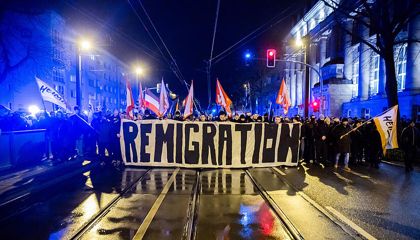 "Remigration" steht bei einer Demonstration rechter Gruppierungen auf einem Banner. Auf dem Weihnachtsmarkt in Magdeburg ist ein Autofahrer in eine Menschengruppe gefahren. "Remigration" steht bei einer Demonstration rechter Gruppierungen auf einem Banner. Auf dem Weihnachtsmarkt in Magdeburg ist ein Autofahrer in eine Menschengruppe gefahren.