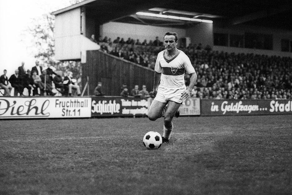 Am 17. April 1954 feierte der VfB den ersten Titelgewinn im Pokalwettbewerb. Das Finale gegen den 1. FC Köln wurde durch ein Tor von Erwin Waldner in der Verlängerung entschieden. Köln verschoss zuvor einen Elfmeter.