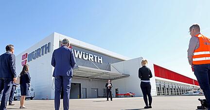 Mit Abstand konnten Pressevertreter das neue zentrale Au&szlig;enlager von W&uuml;rth begutachten.
Fotos: Ralf Seidel