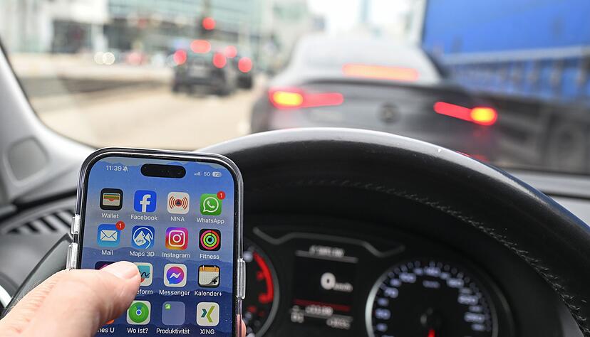 Ein kurzer Blick aufs Handy kann reichen, um alles andere zu &uuml;bersehen. Am besten Handy komplett au&szlig;er Sicht und Reichweite.